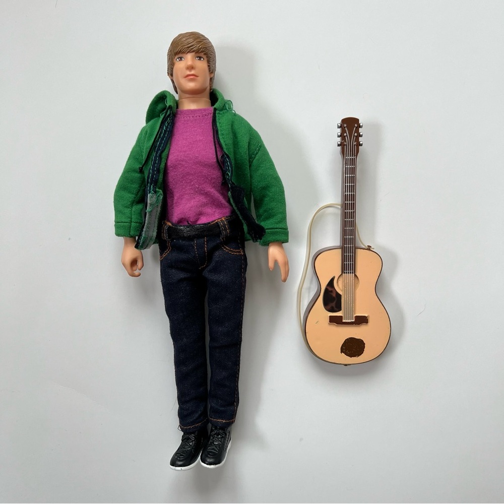 2010 Justin Bieber “One Less Lonely Girl” doll with guitar *NOT WORKING*